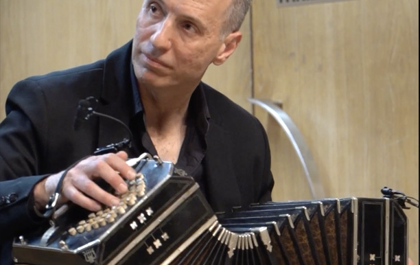 Burak Şendağ bandoneon çalarken